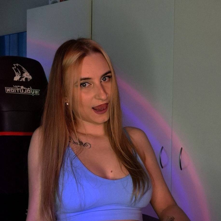 Эмилия 😈🖤 from BY on SuperLive
