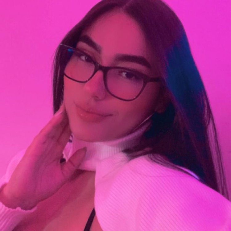 Mia on Tango Live