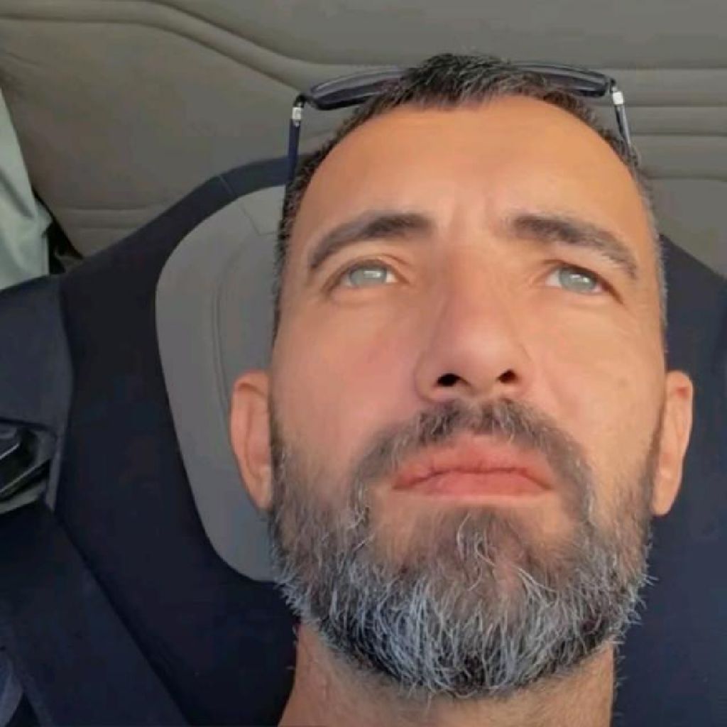 Yiğit61 from TR on Tango Live
