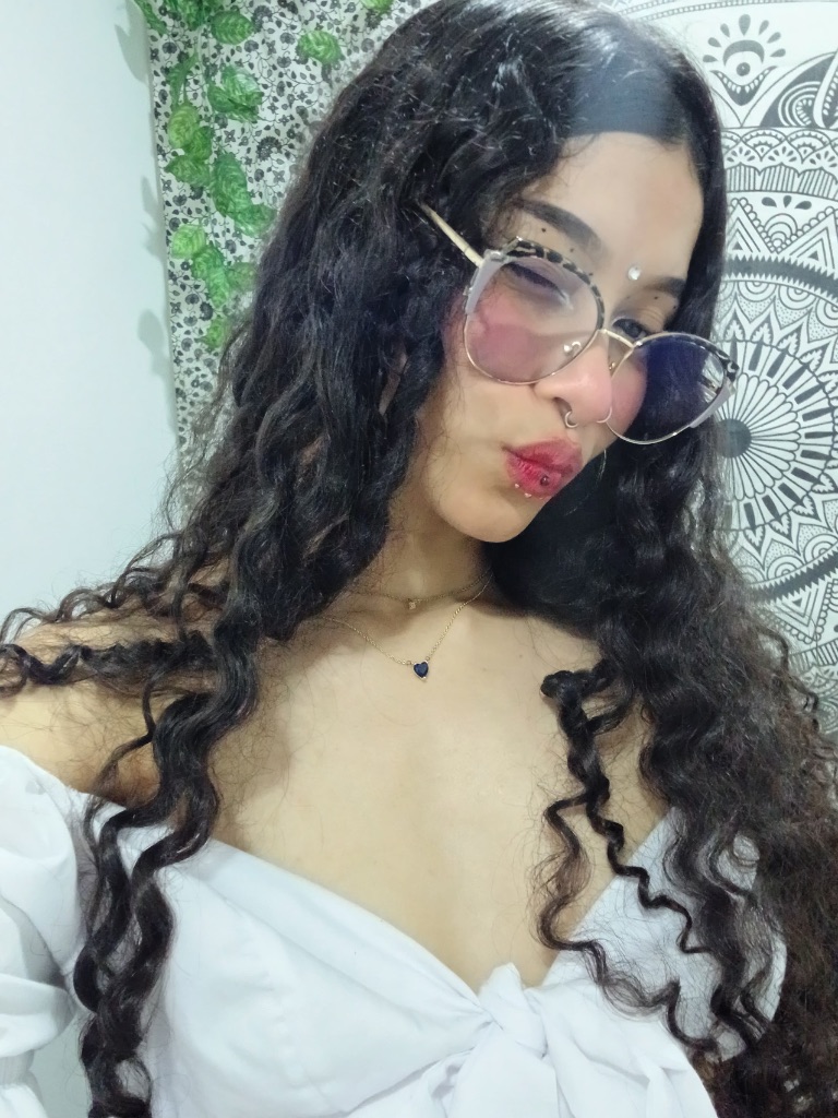 YourPetitɛ1👑 on Tango Live