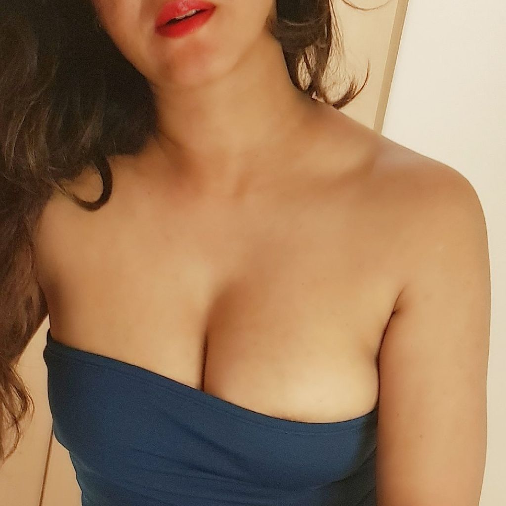 👑Ayushi Roy👑 from IN on Tango Live