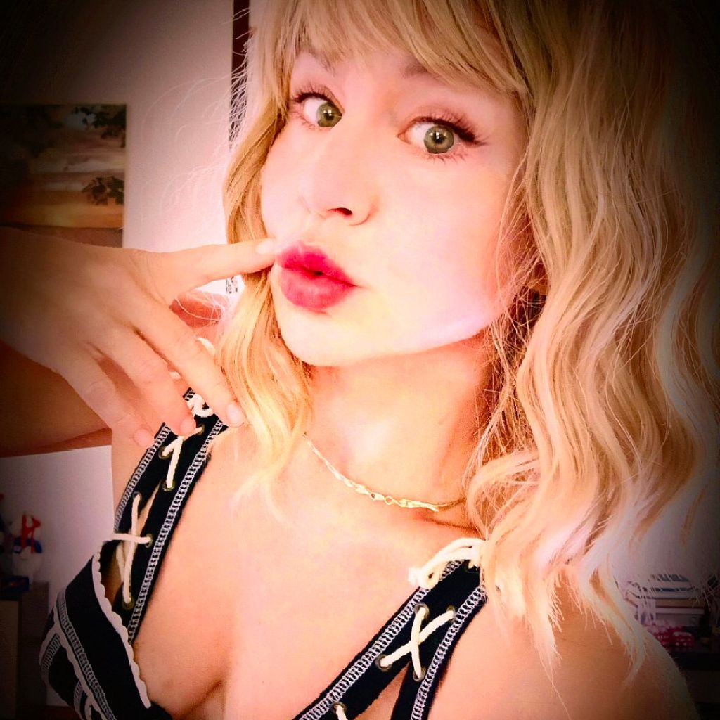 Vanessa🍒 from RU on Tango Live
