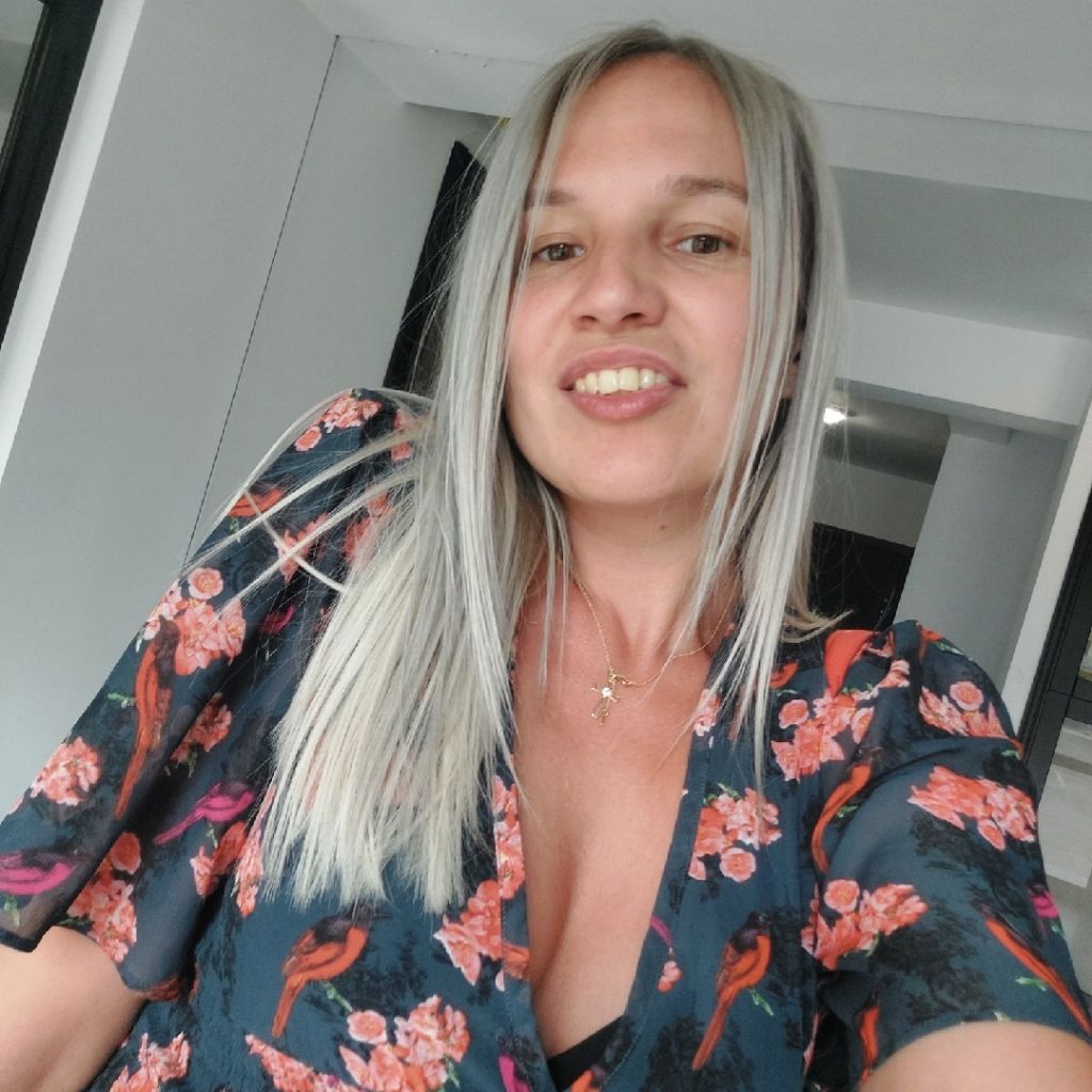 Andreea B🦂⚘️ from RO on Tango Live