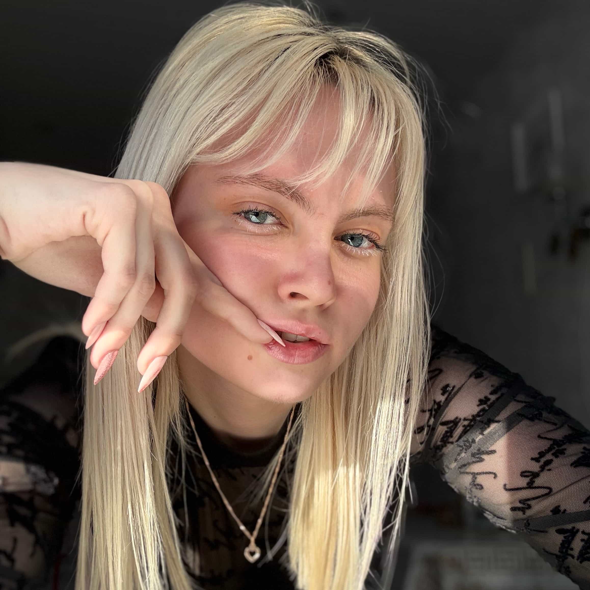 .•* Blondie