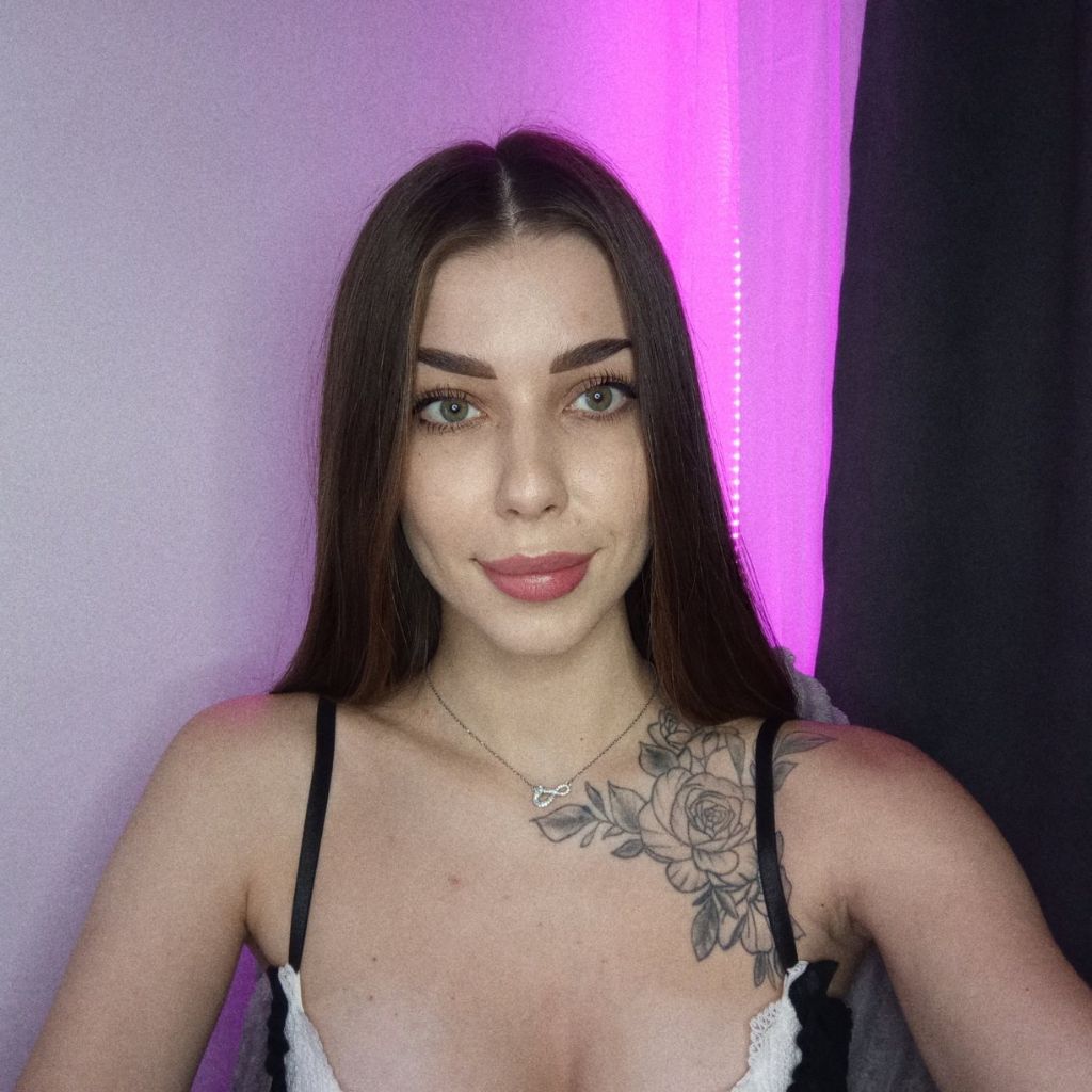 Katerina🐍 from UA on Tango Live