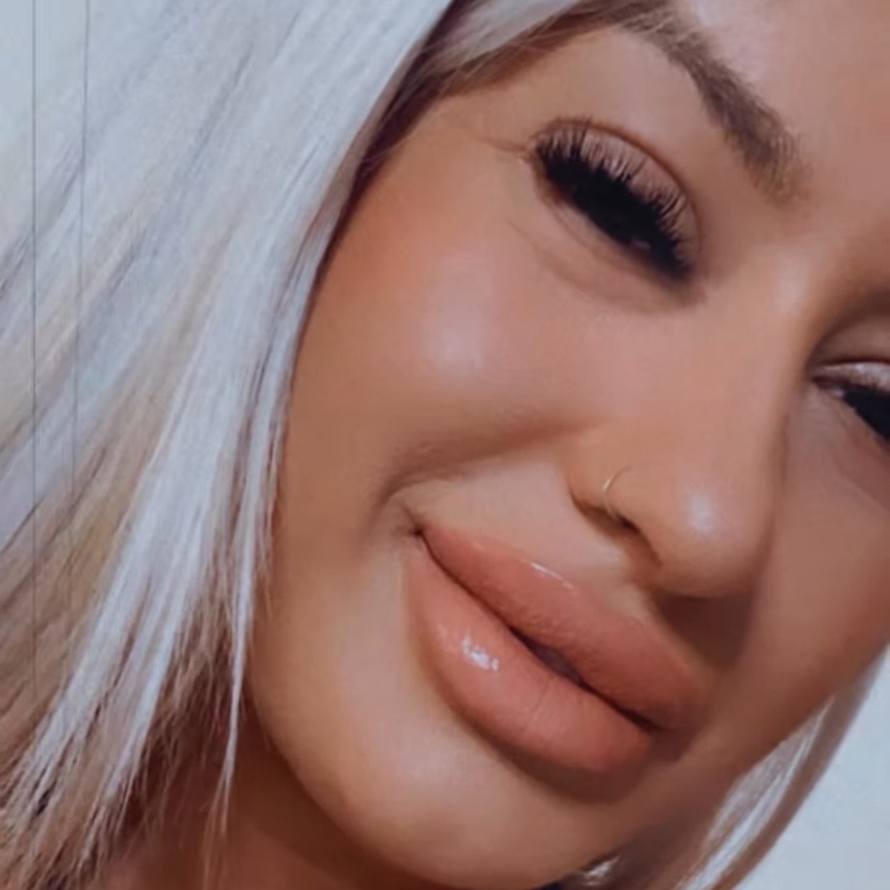 Clara Blondie from RO on Tango Live