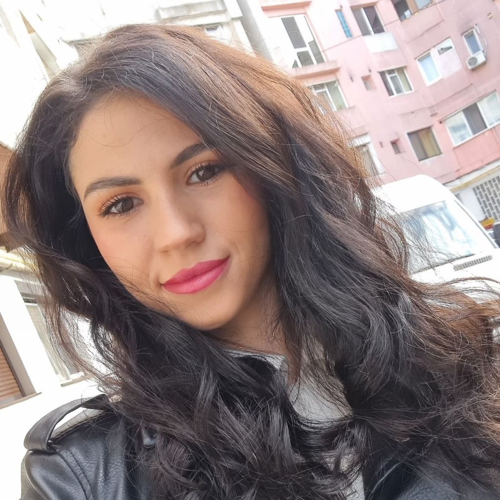 Raluca from RO on Tango Live