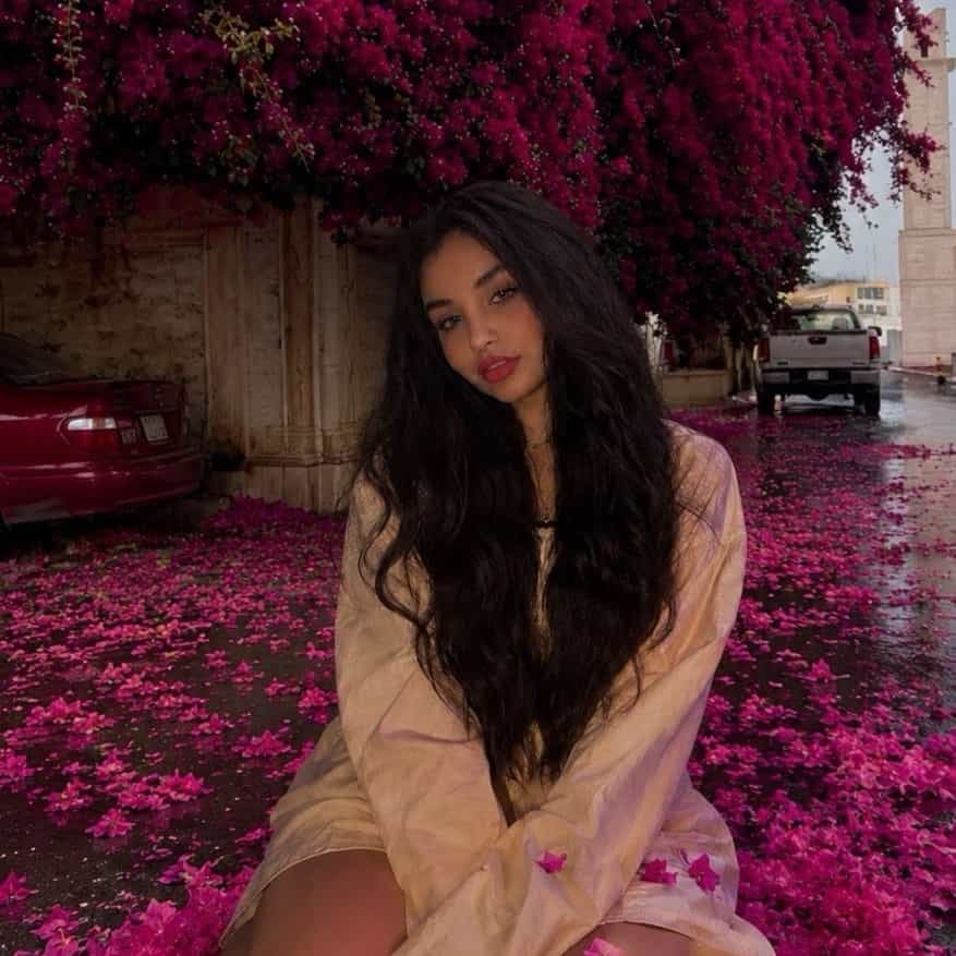 غيد تتمشى بين الزهور💐🍁 🌷