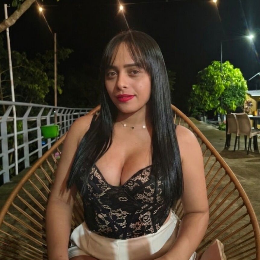 Sara🌺 from CO on Tango Live