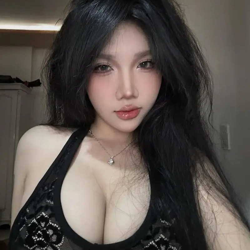 Julia 💃🍑 from VN on Tango Live