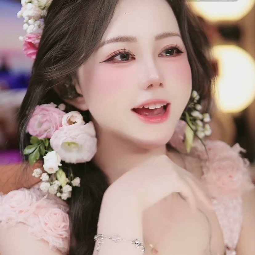 Lisa from VN on Tango Live