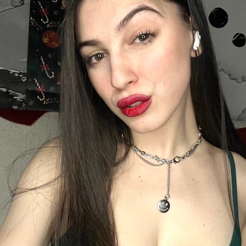 Dark Willow 🍒 from RU on Tango Live