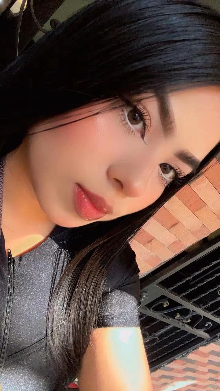 Laura🥶 from CO on Tango Live