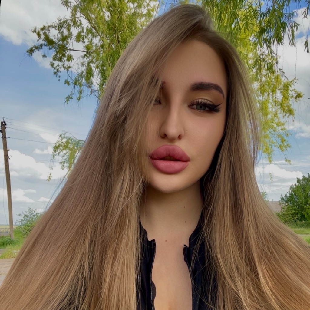 Vikiii from UA on Tango Live