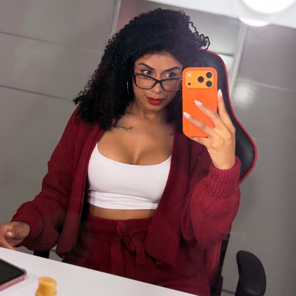 😻✨👑PRETINHA👑✨😻 on Tango Live