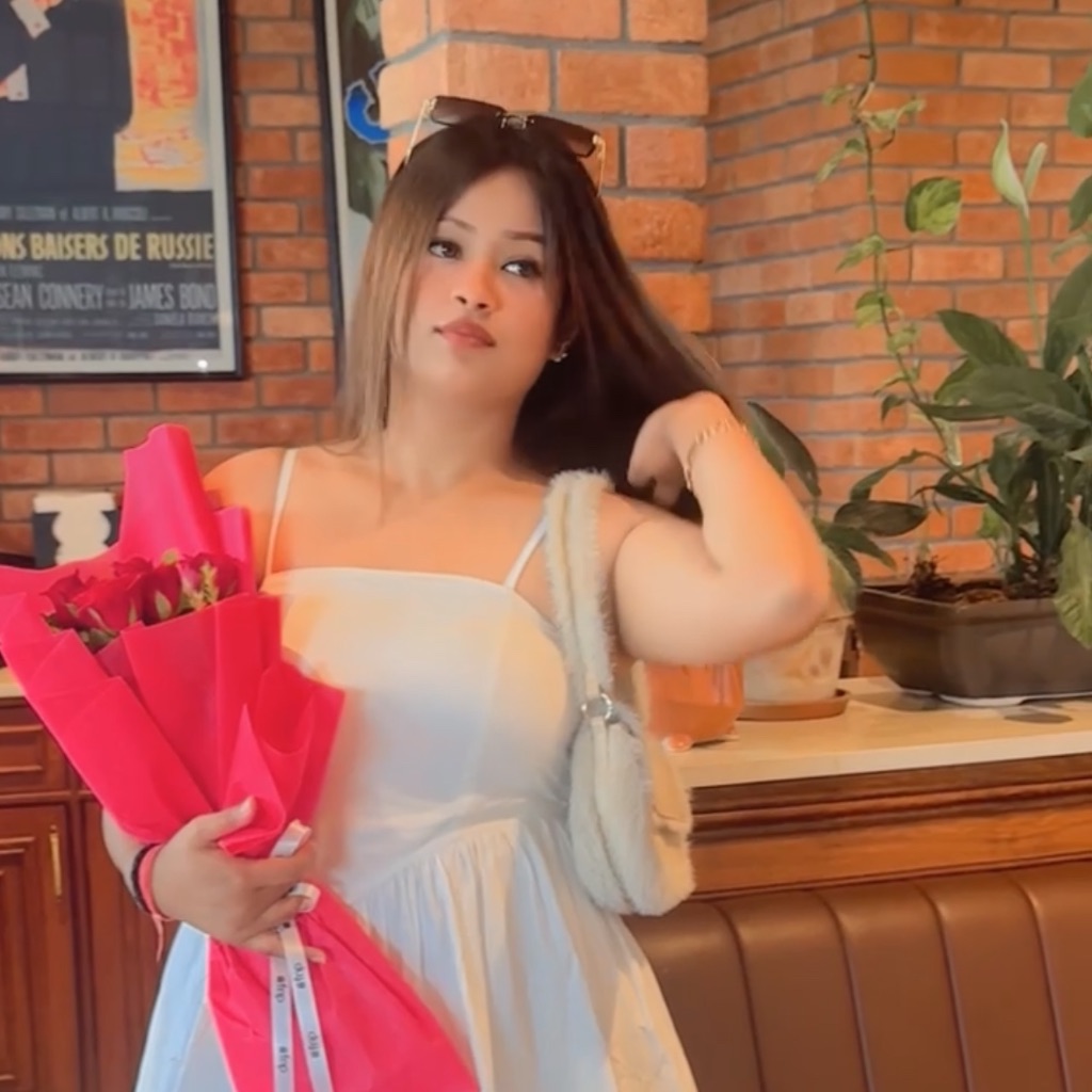 Aish from IN on Tango Live
