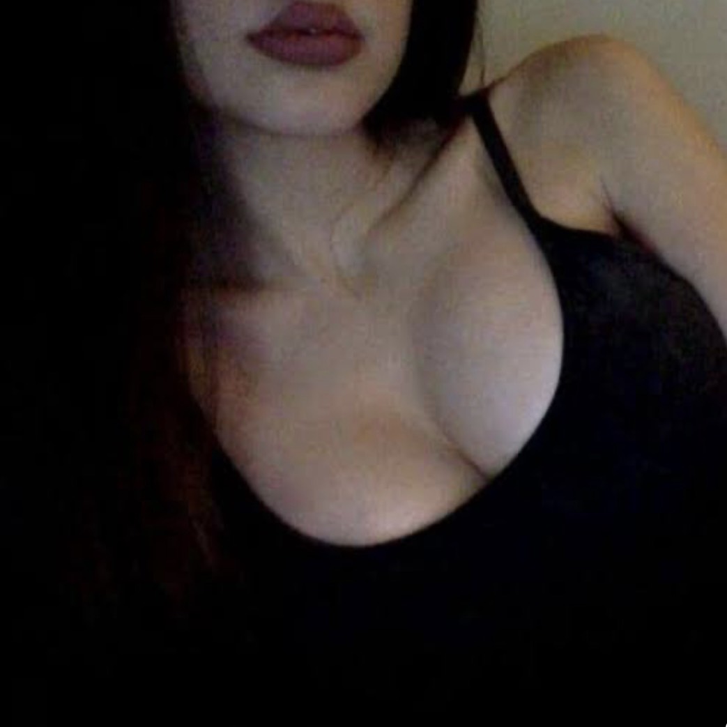 👑 𝒬𝒰ℰℰ𝒩 👑 on Tango Live