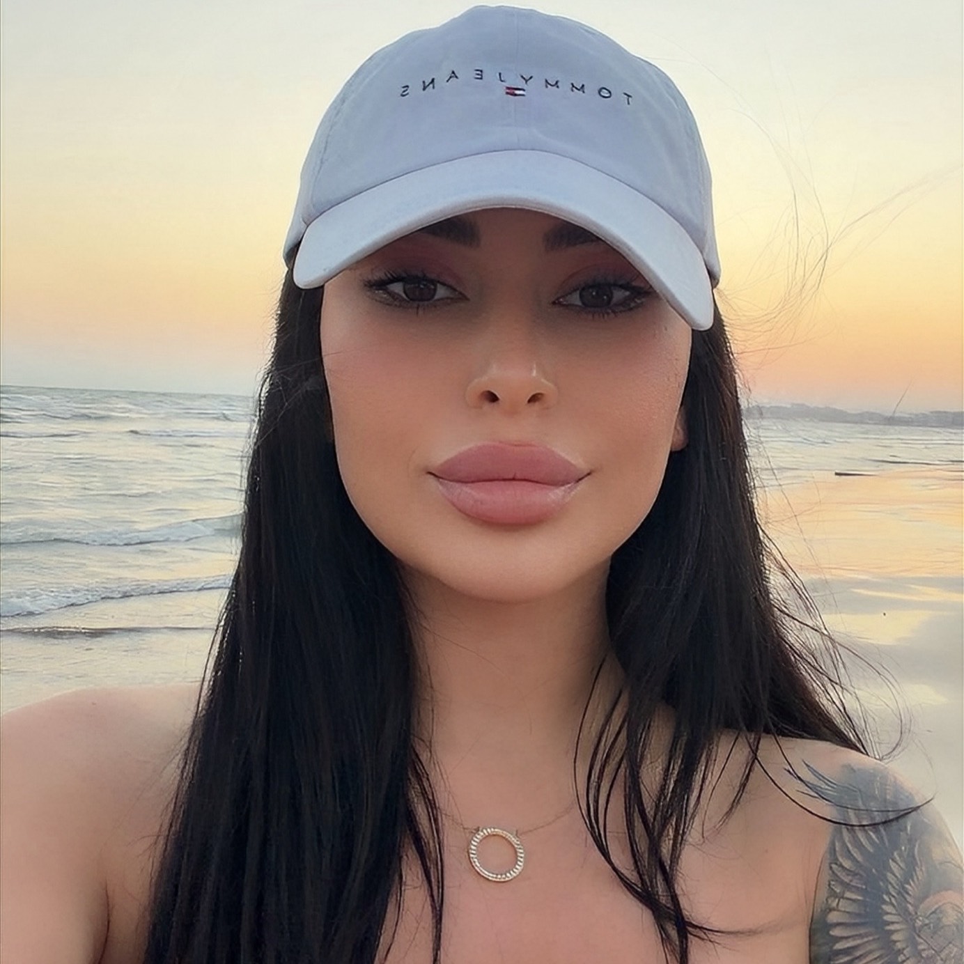 Sarushka 🖤 سارة from AE on Tango Live