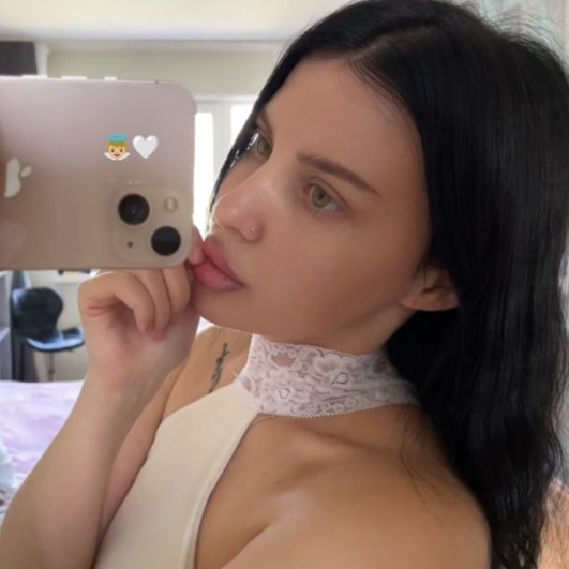 EVELYN🥱 on Tango Live